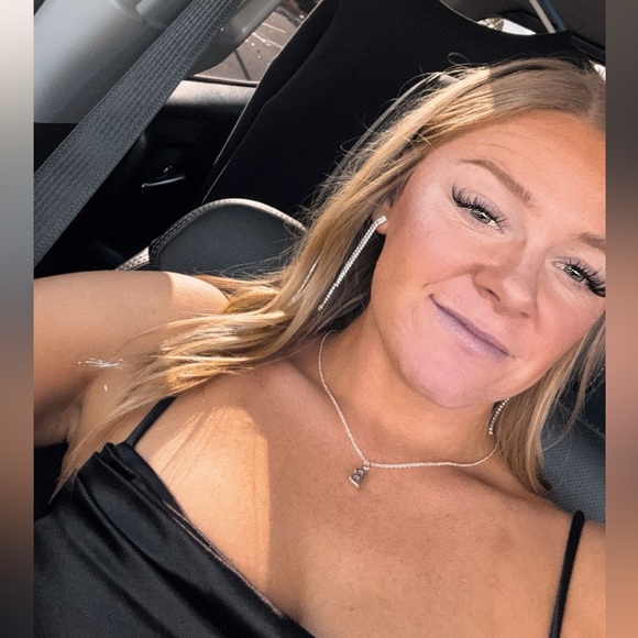 Meet your Posher, Taylor - Picture 3 of 5